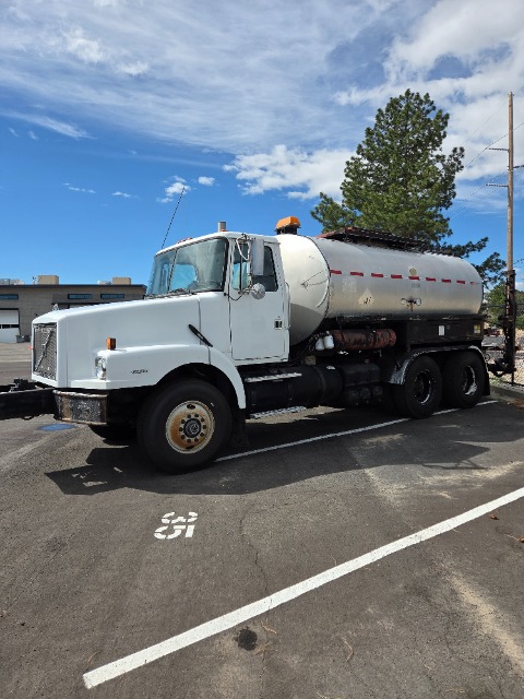 1996 ETNYRE/VOLVO MODEL S2000 BLACK TOPPER DISTRIBUTOR TRUCK