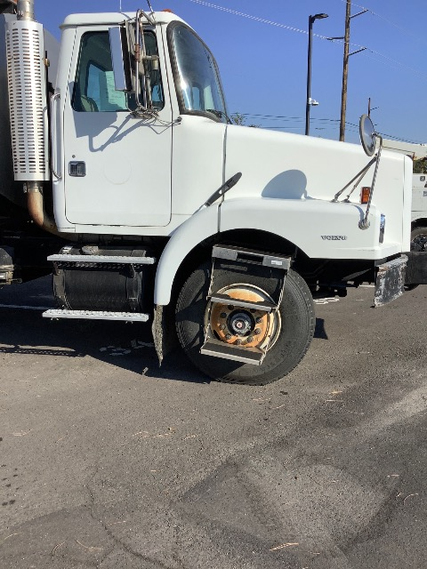 SEMI TRUCK ENGINE SERVICE STEPS