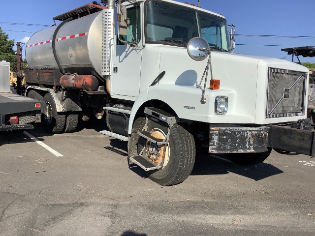 SEMI TRUCK ENGINE SERVICE STEPS